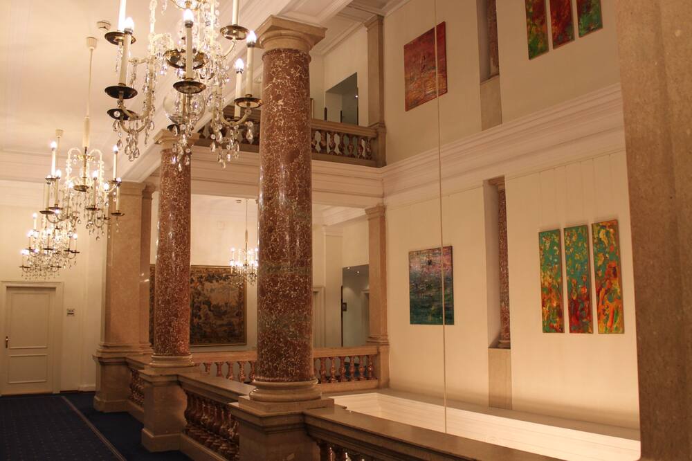 アンバサダー ホテル 写真