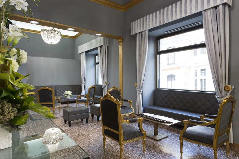 ゴールデン チューリップ ローマ ピラム 写真