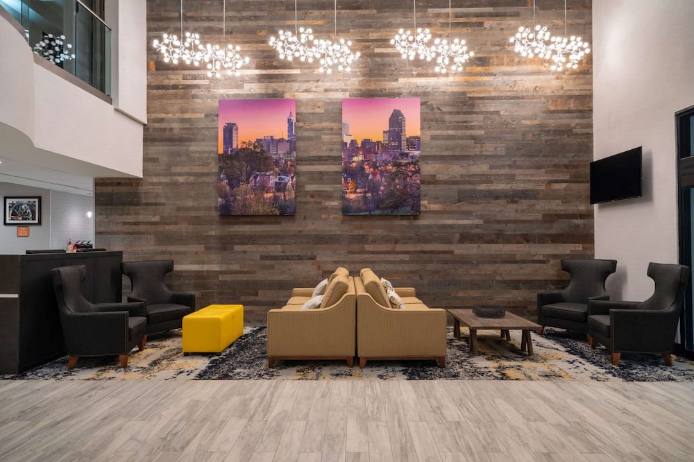 ラ キンタ イン & スイーツ バイ ウィンダム ローリー ダウンタウン ノース 写真