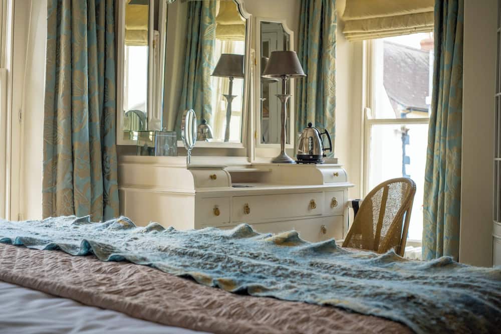 ザ ニュー ホワイト ライオン 写真