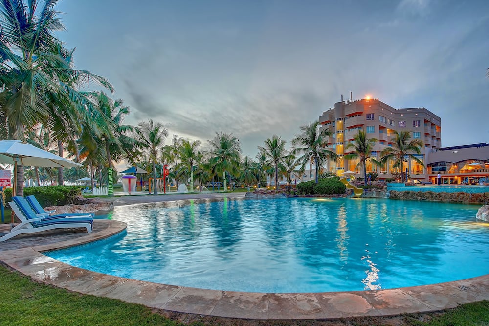 クラウンプラザ リゾート サラーラ バイ IHG 写真