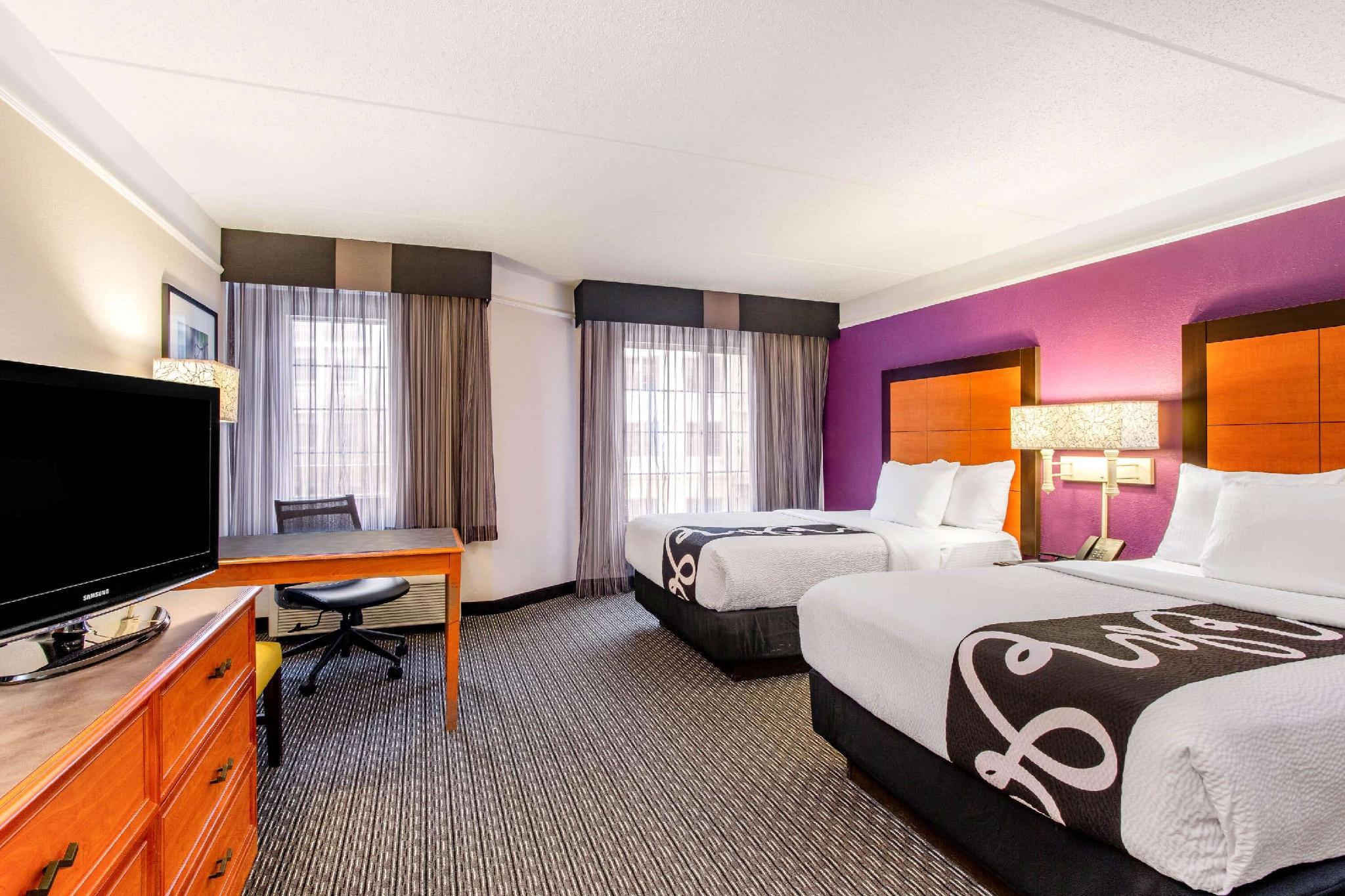 ラ キンタ イン & スイーツ バイ ウィンダム ラレー ダーラム インターナショナル エアポート 写真