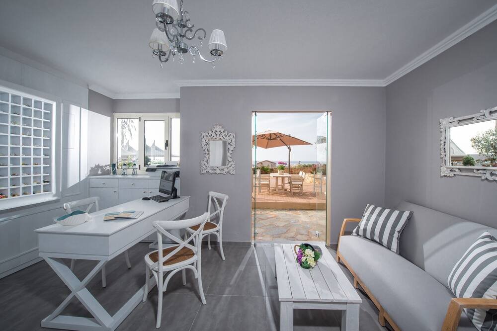 ノトス ハイツ ホテル & スイーツ 写真