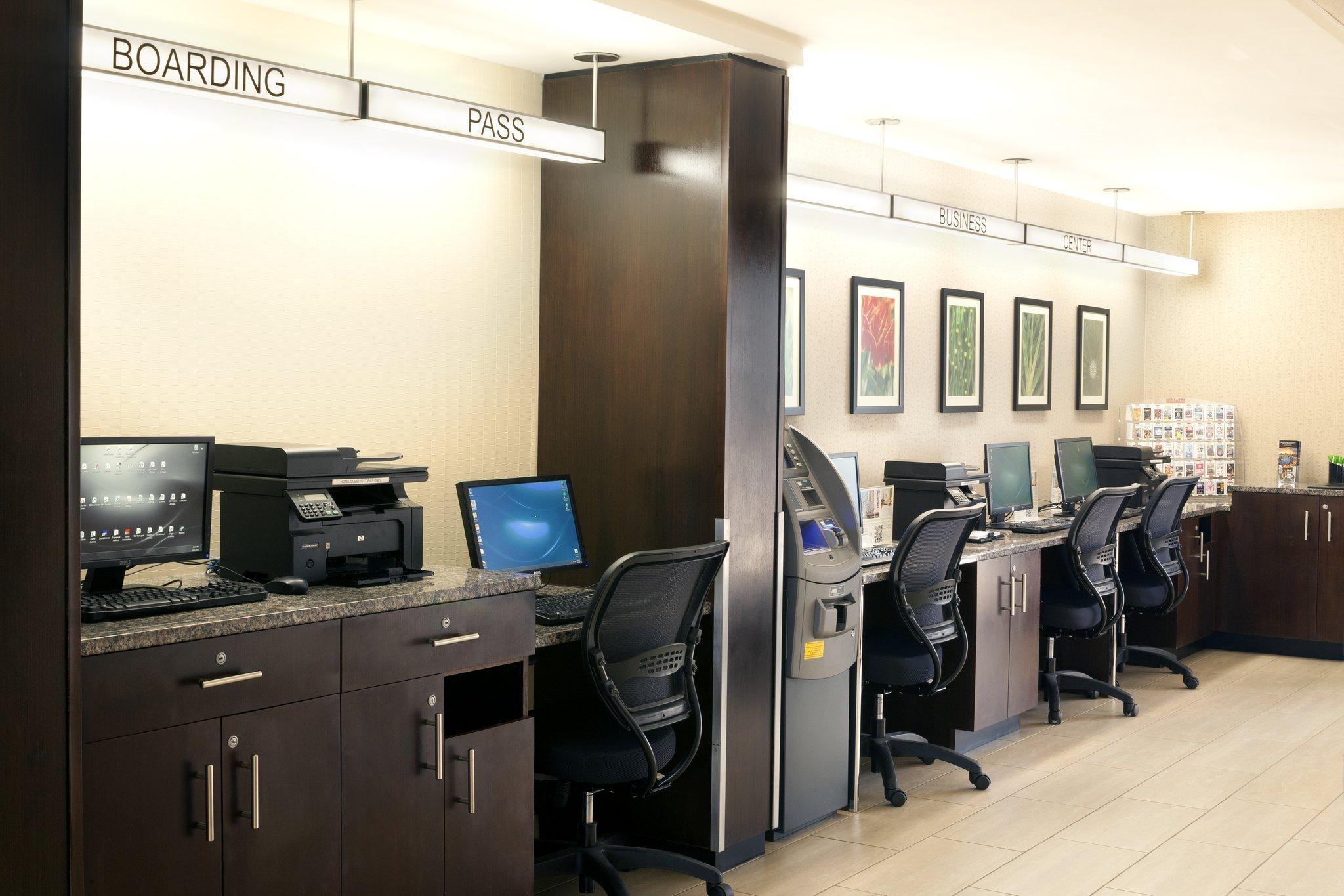 ハンプトン イン バイ ヒルトン ニューアーク エアポート 写真