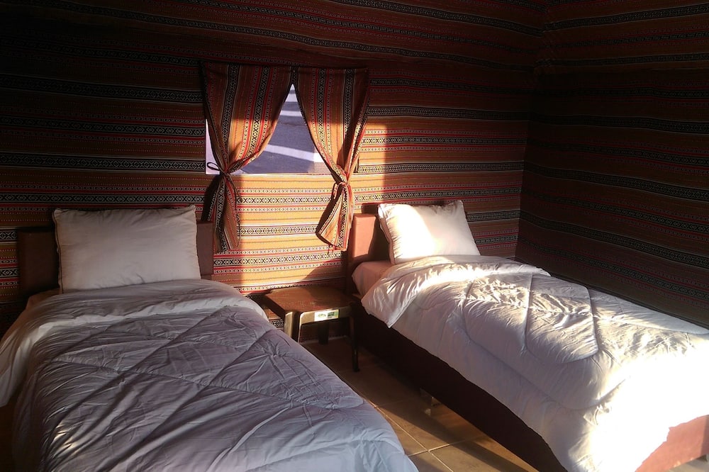 ビヨンド ワディ ラム キャンプ 写真