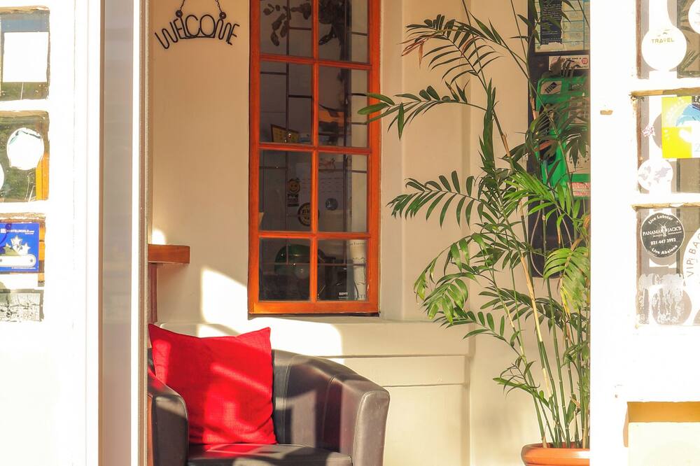 ア サンフラワー ストップ バックパッカーズ 写真