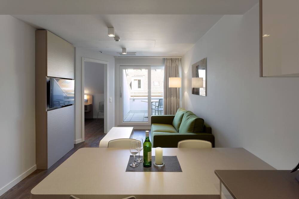 ベース ニヨン 写真