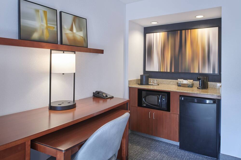 Courtyard by Marriott Detroit Troy 写真