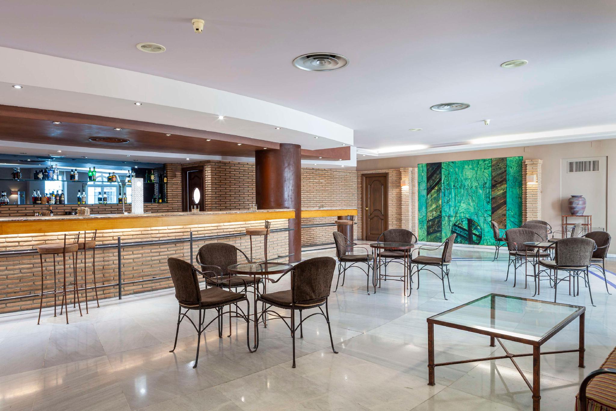 Macia Alfaros. 写真