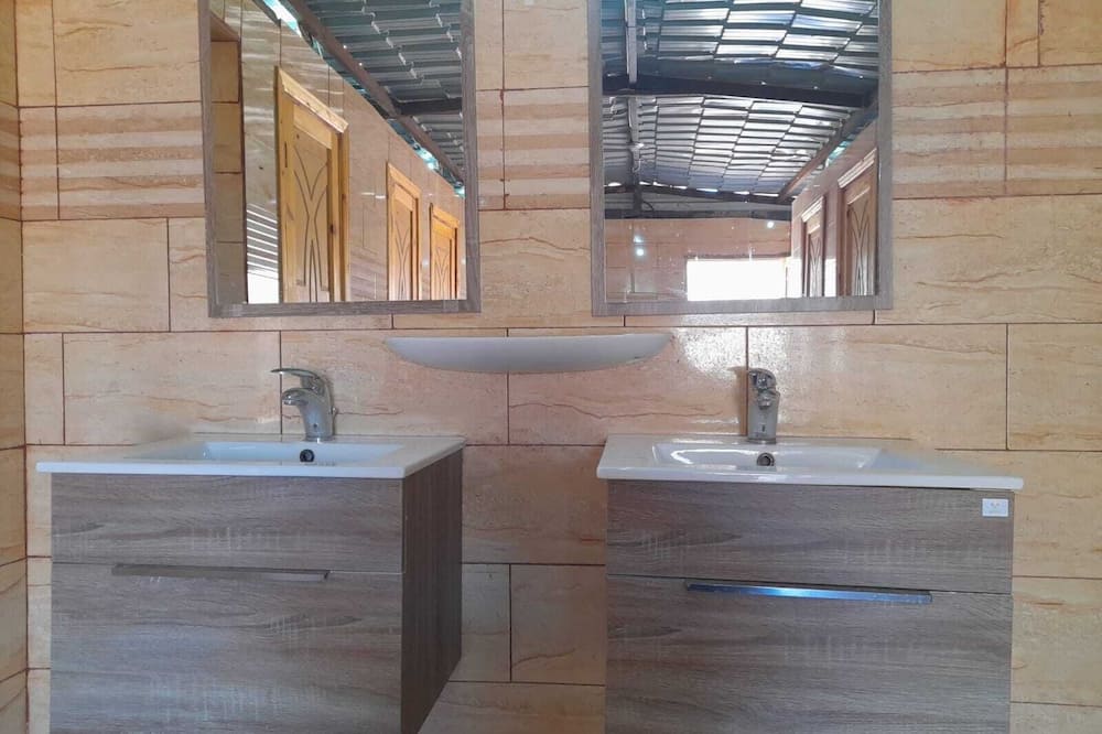 ビヨンド ワディ ラム キャンプ 写真