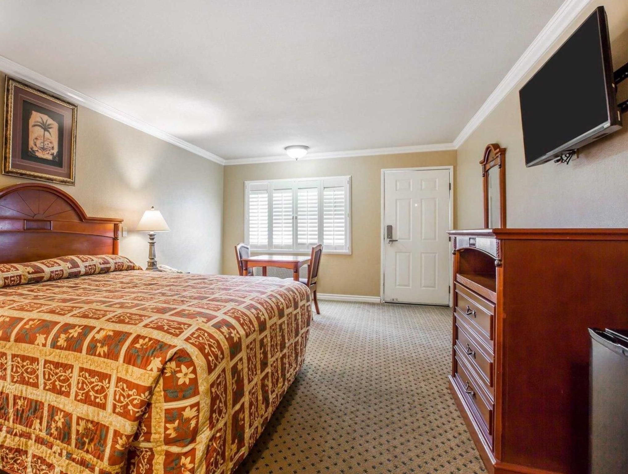 ロードウェイ イン アーテシア セリトス 写真