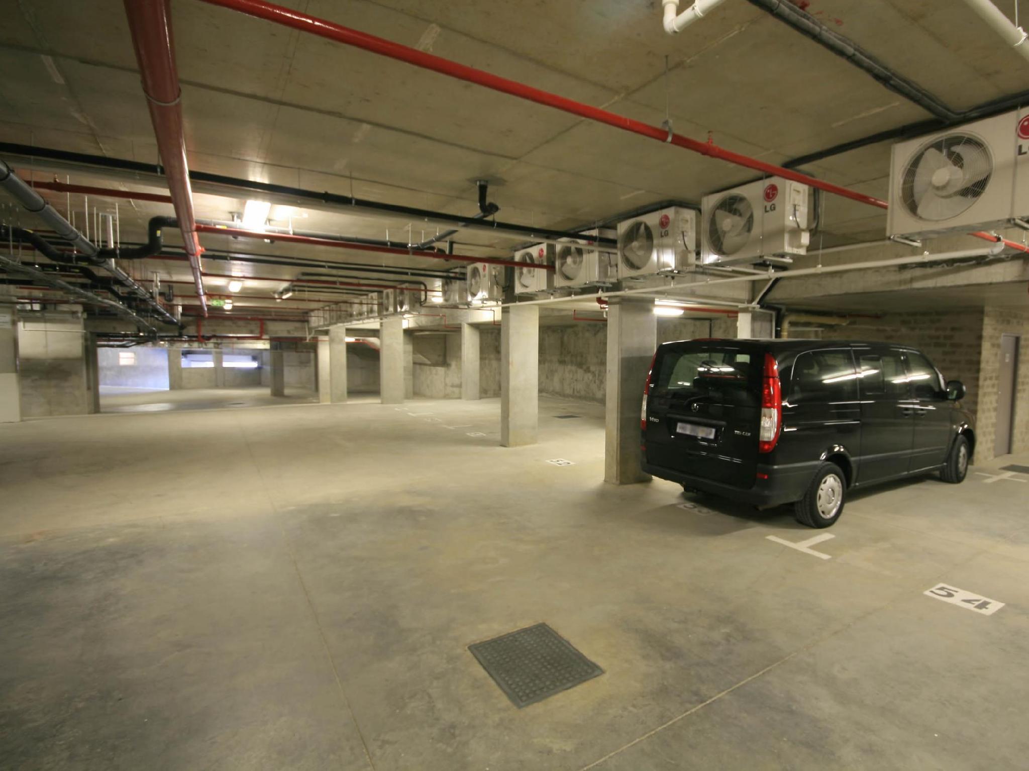 ザ クリスタル アパートメンツ 写真