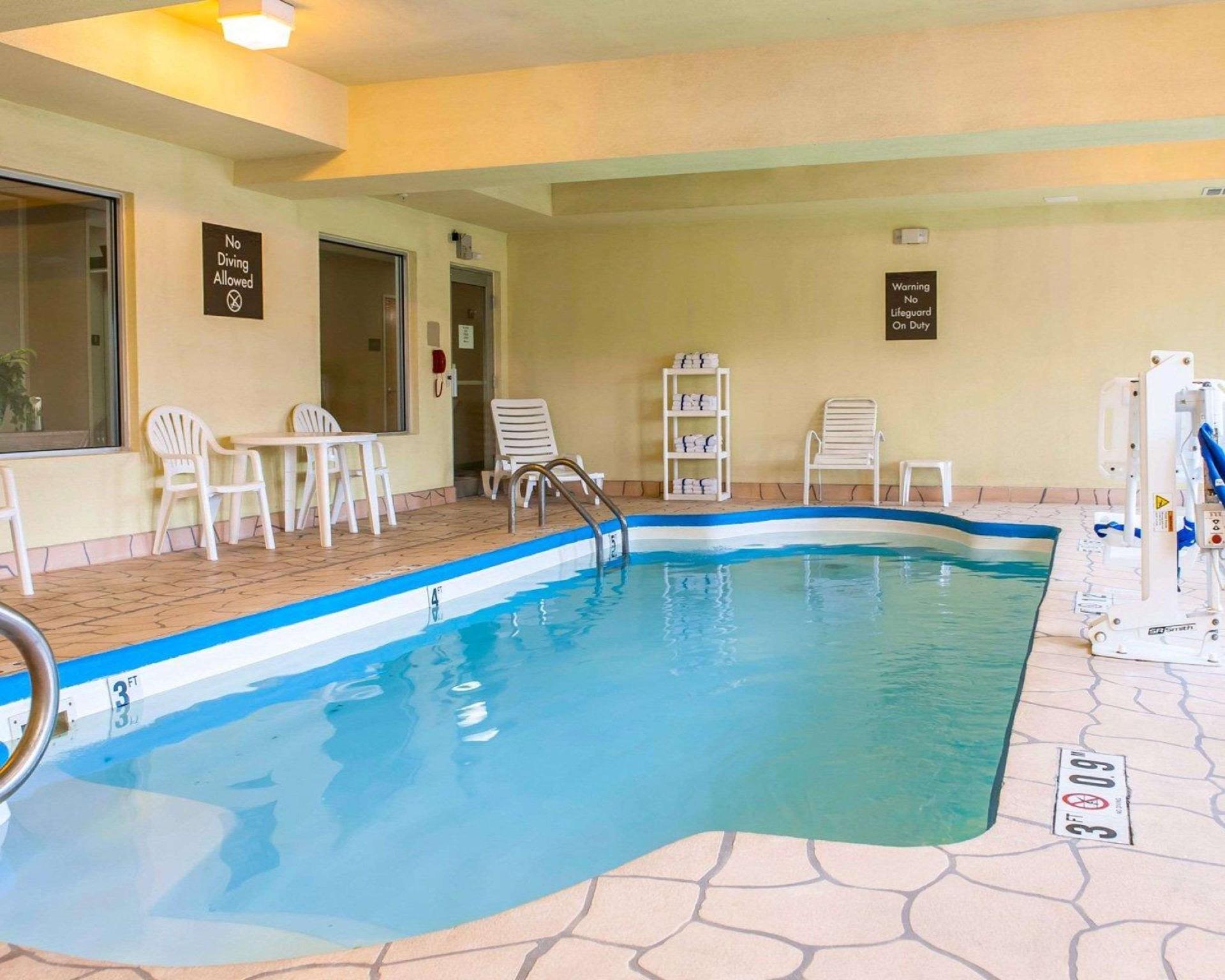 コンフォートイン インディアナポリス イースト 写真