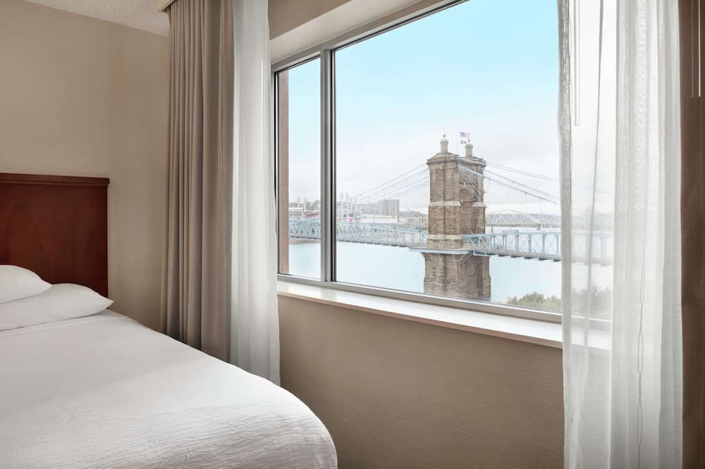 エンバシー スイーツ バイ ヒルトン シンシナティ リバーセンター 写真