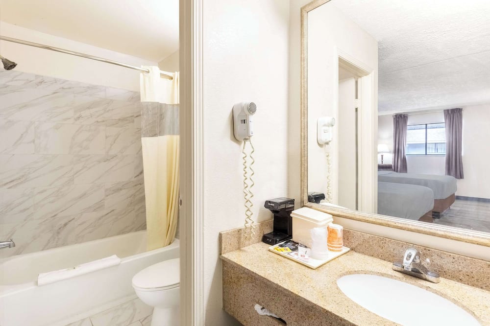 クオリティ イン クリーブランド エアポート 写真