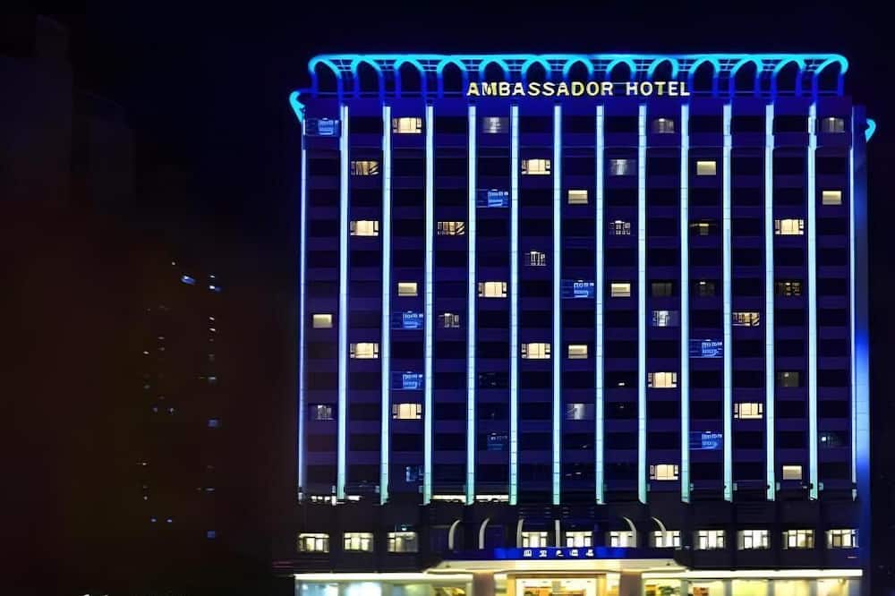 アンバサダー ホテル 写真