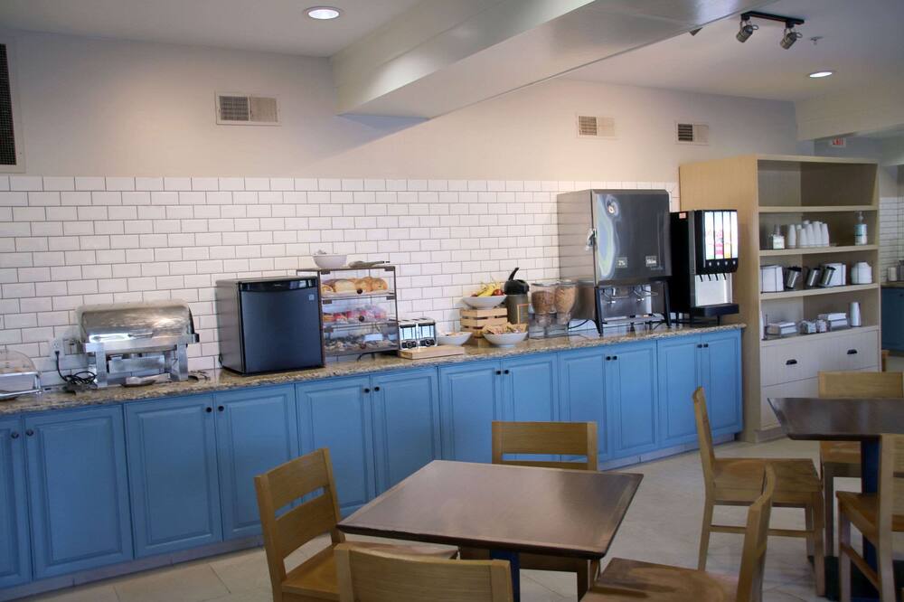 カントリー イン & スイーツ バイ ラディソン カウンシル ブラフス アイオワ 写真