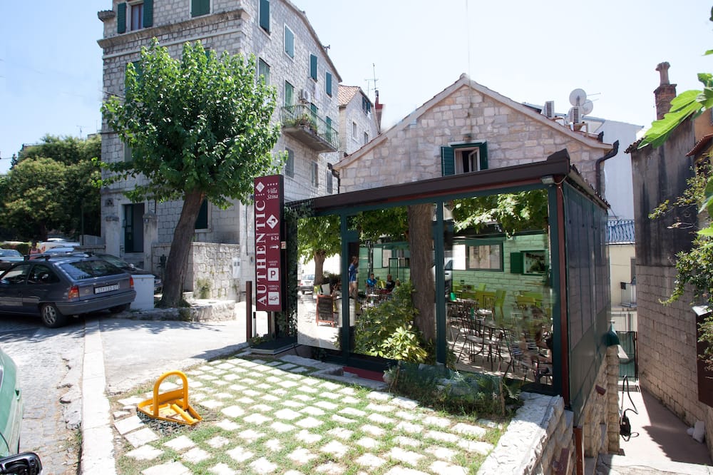 オーセンティック ラグジュアリー ルームス 写真