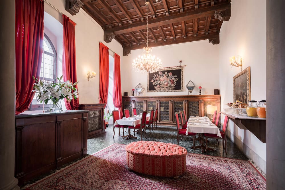 ホテル トッレ グエルファ パラッゾ アッチャイウオリ 写真