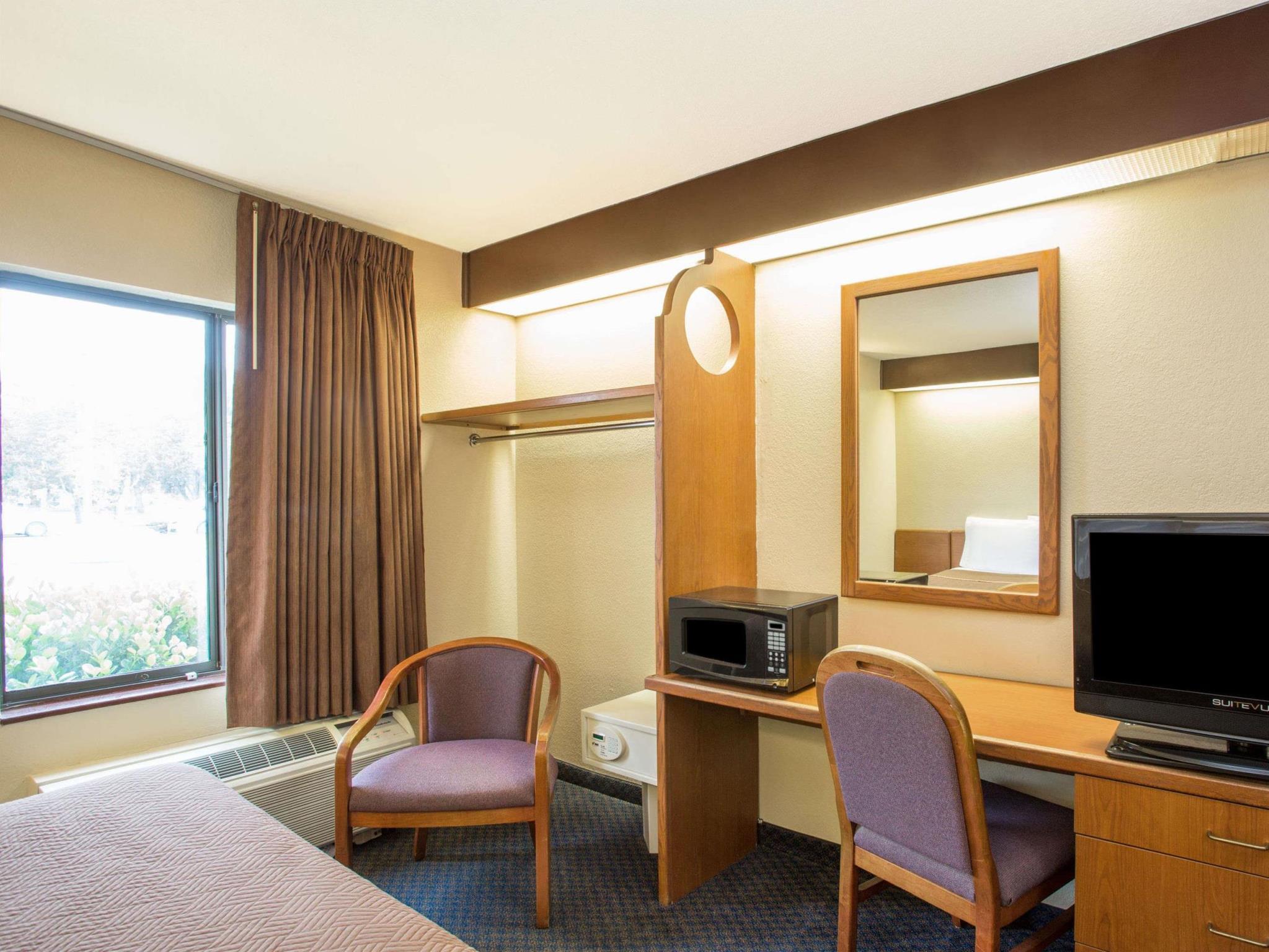 トラベロッジ バイ ウィンダム フォート マイヤーズ エアポート 写真