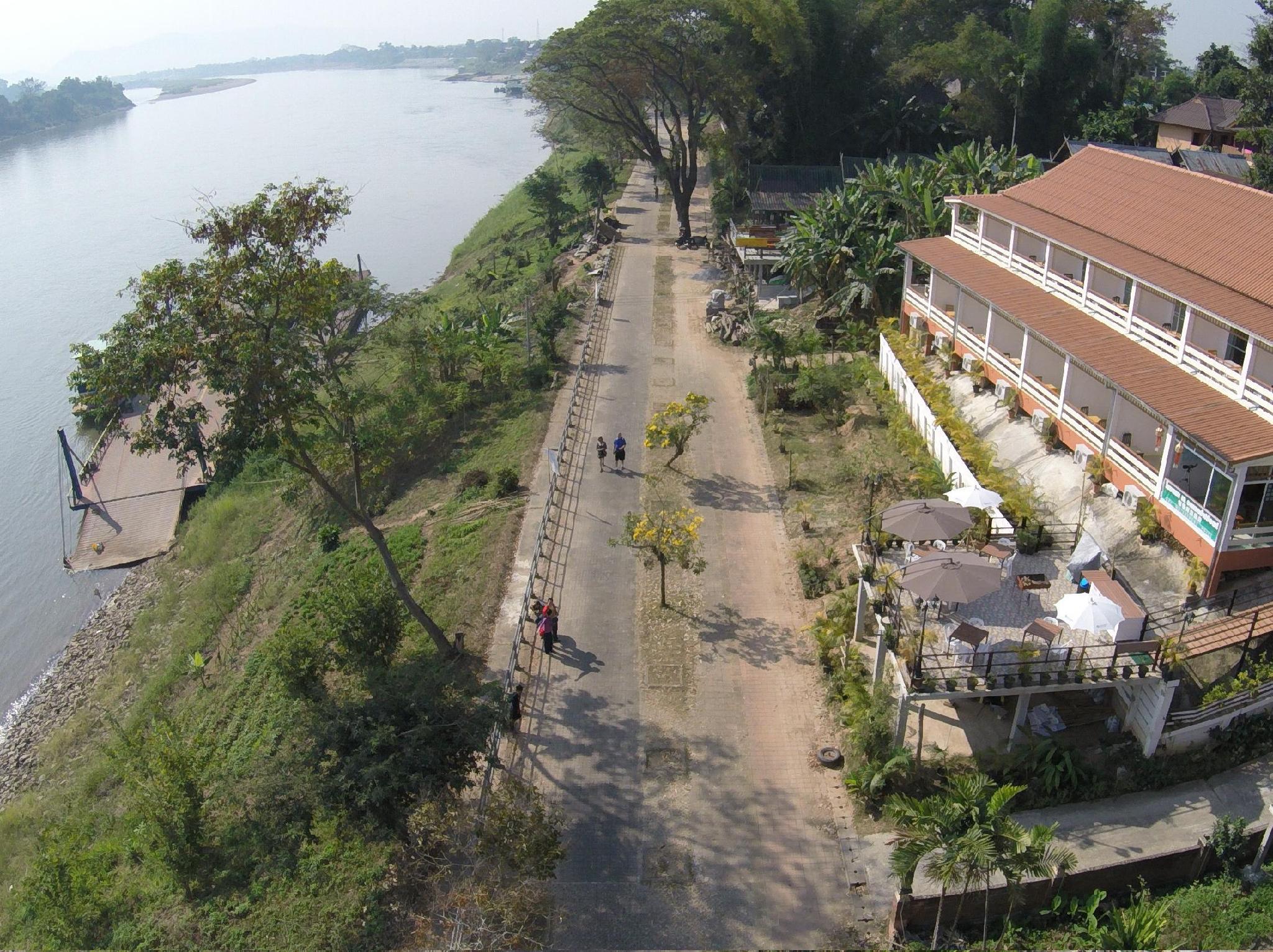 Day Waterfront Hotel. 写真