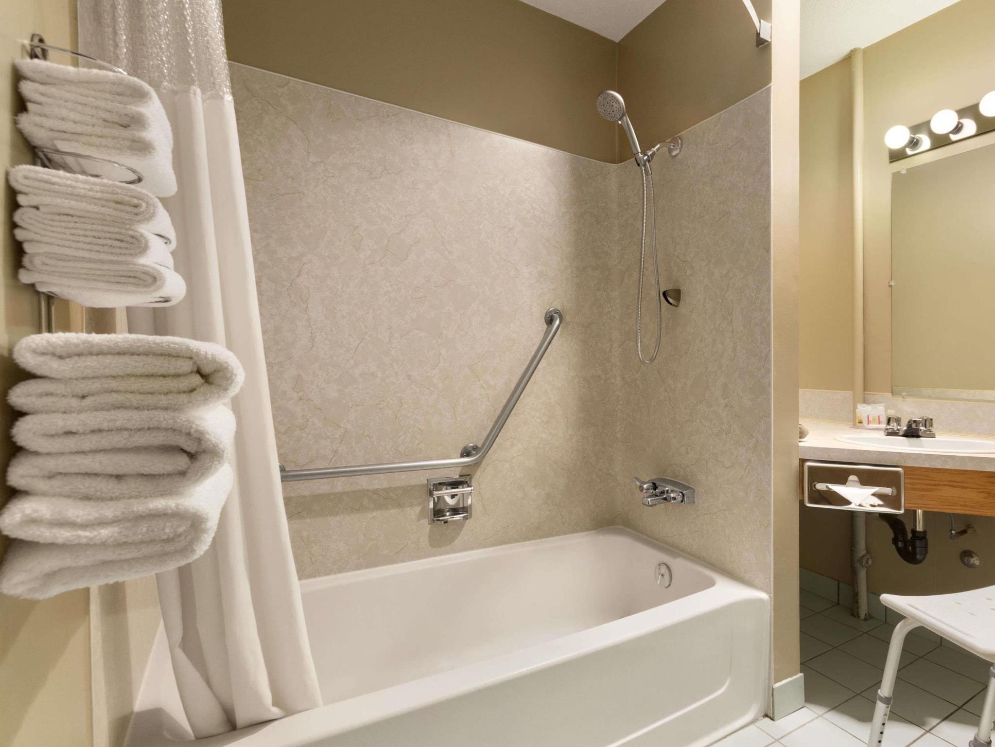 デイズ イン バイ ウィンダム ナナイモ 写真