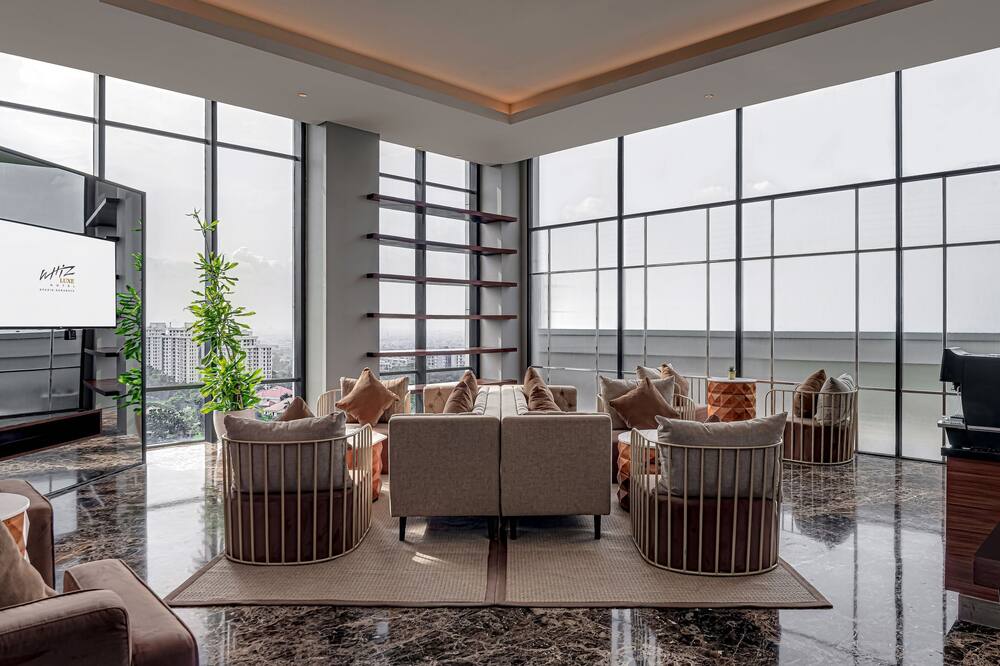 ワイズラグジュホテルスパツィオスラバヤ 写真