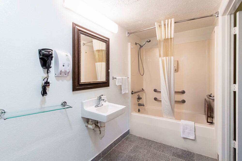 クオリティ イン & スイーツ ディクソン 写真