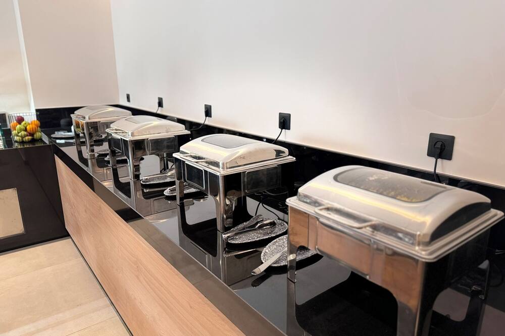 Hotel Angela Suites & Lobby 写真