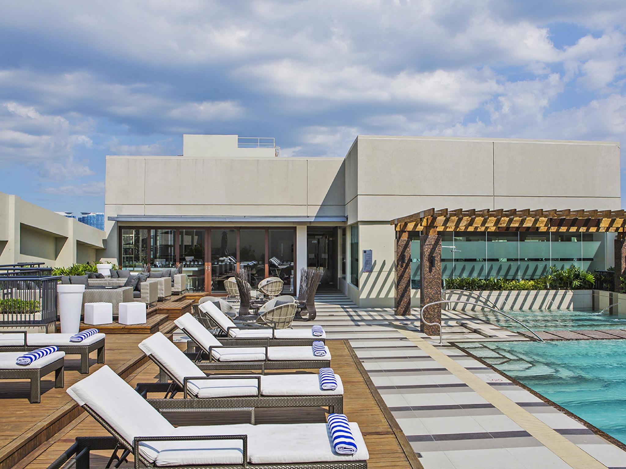 ホリデイ イン ＆ スイーツ マカティ バイ IHG 写真