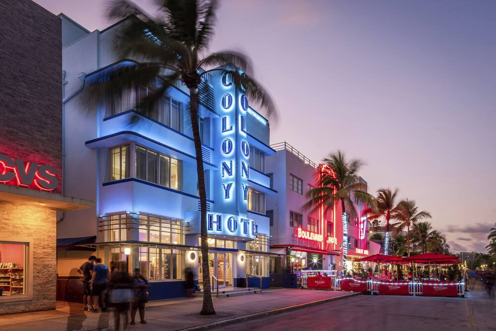 コロニー ホテル 写真