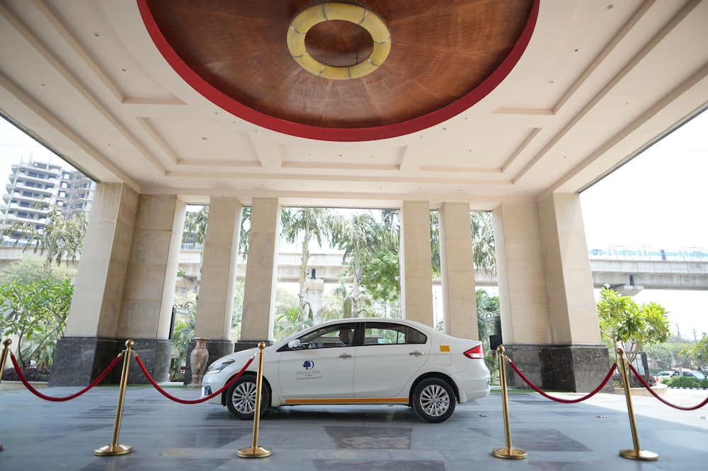 ダブルツリー バイ ヒルトン グルガーオン 写真