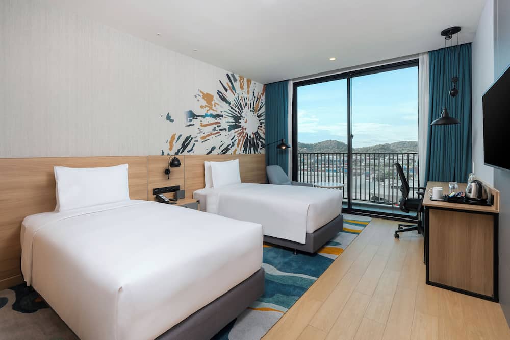 ホリデイ イン ＆ スイーツ シーラチャ ラエムチャバン バイ IHG 写真