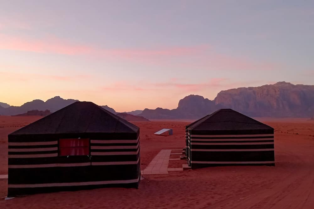 ビヨンド ワディ ラム キャンプ 写真