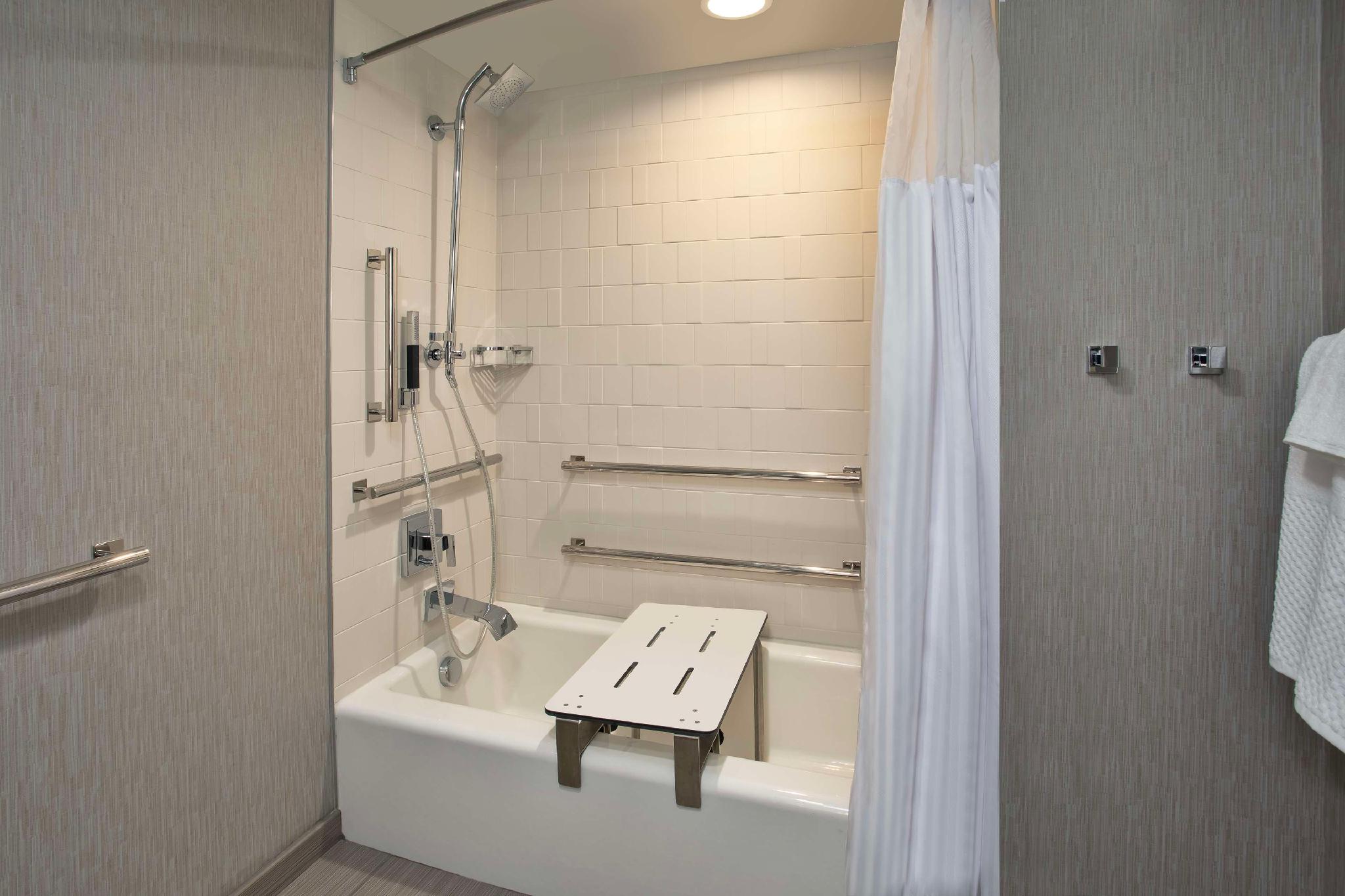 DoubleTree by Hilton Lansing 写真