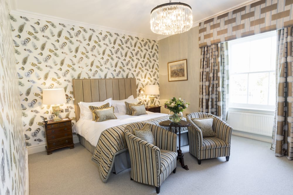 Storrs Hall Hotel on the shore of Lake Windermere 写真