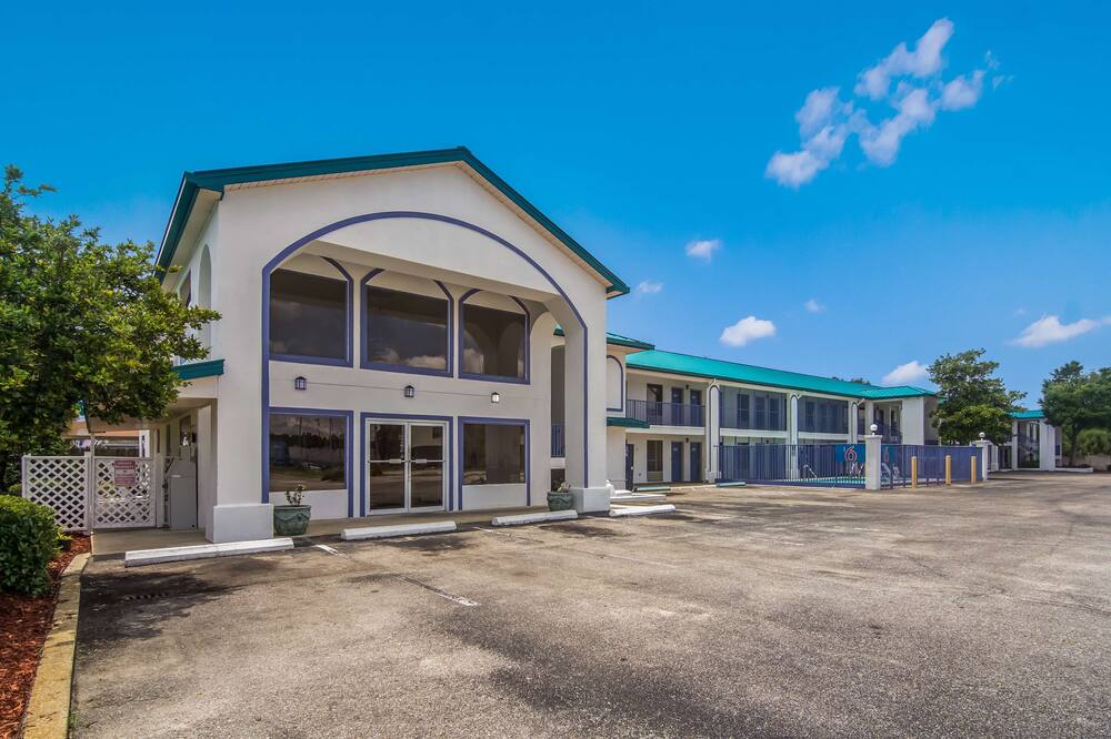 モーテル 6 ペンサコーラ、フロリダ - NAS 写真