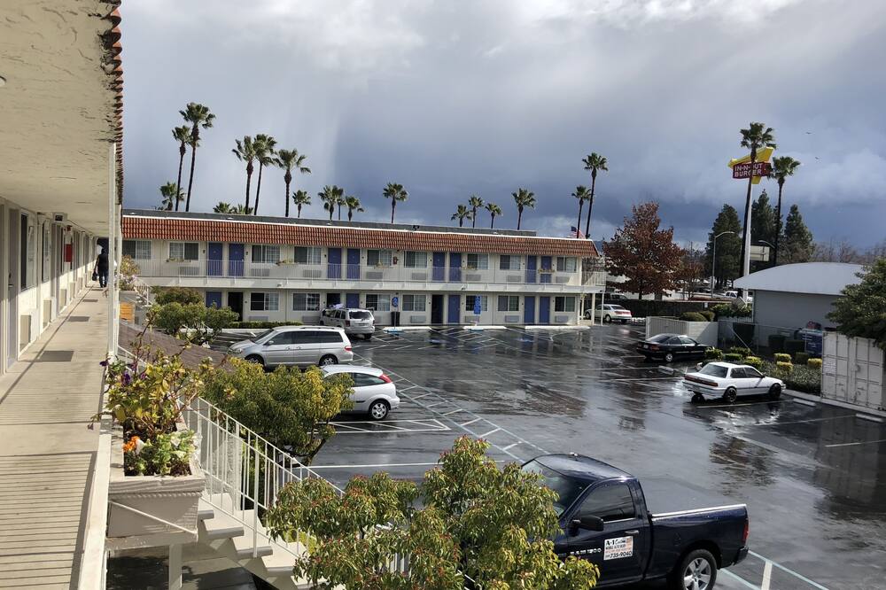 ギルロイ イン 写真