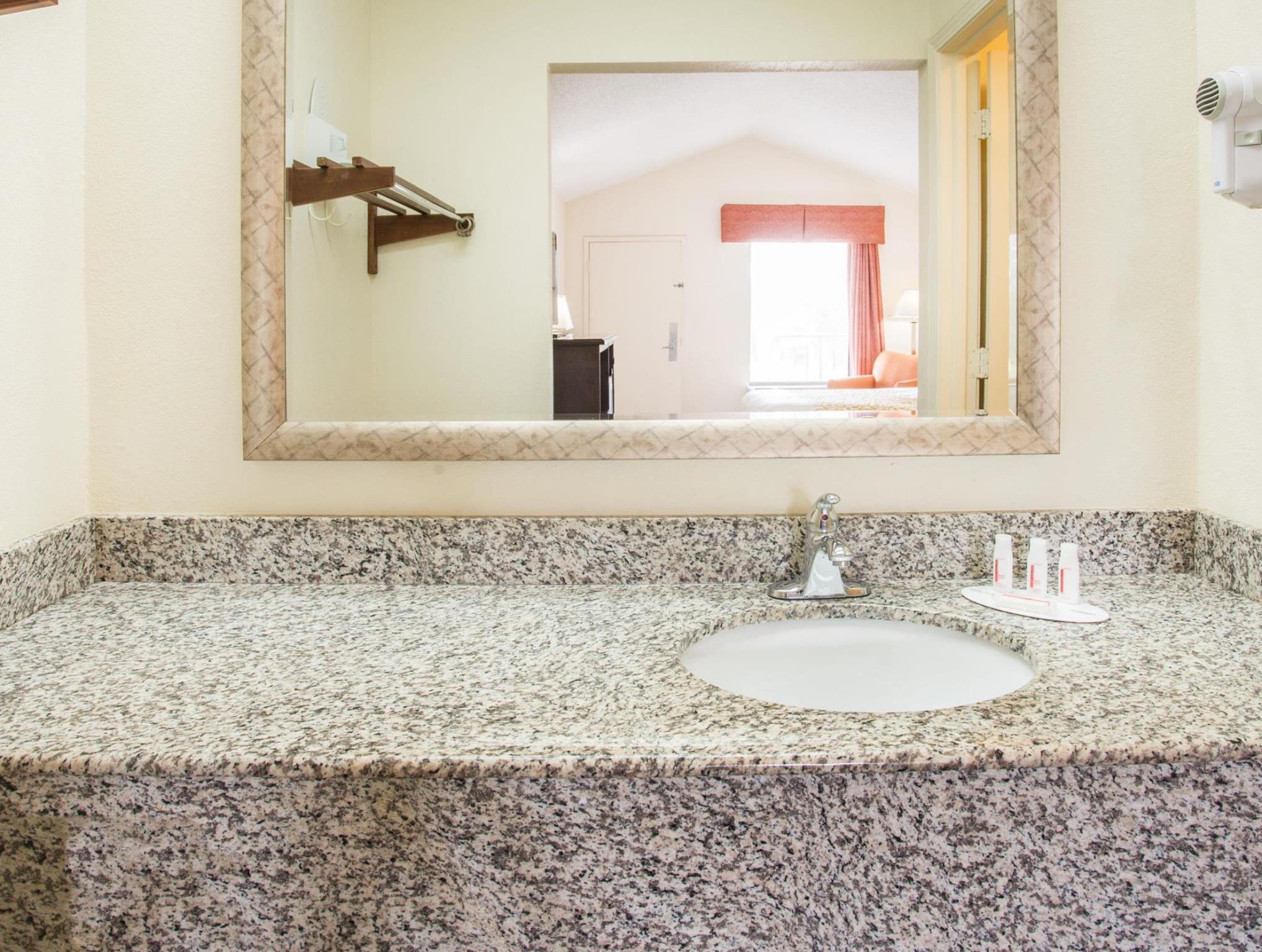 デイズ イン バイ ウィンダム レイク シティ 写真