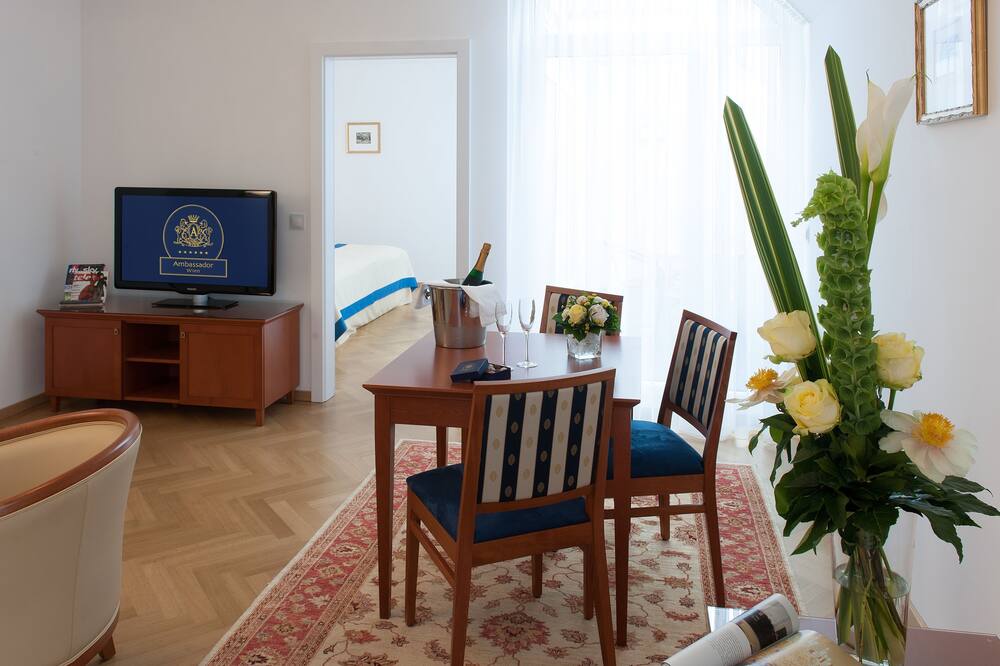 アンバサダー ホテル 写真