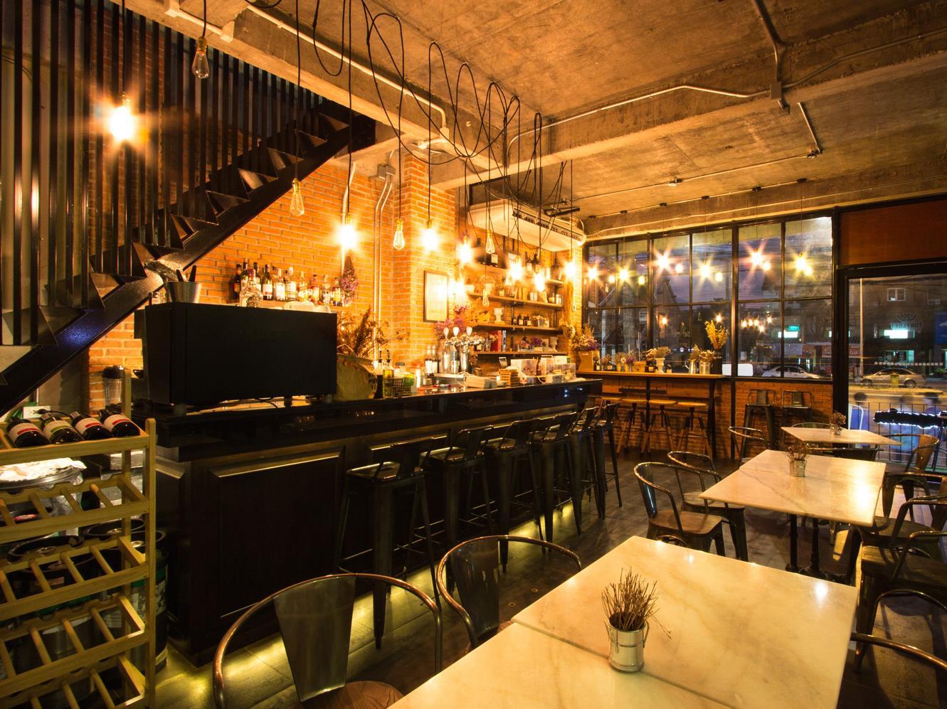 トニー ロッジ 写真