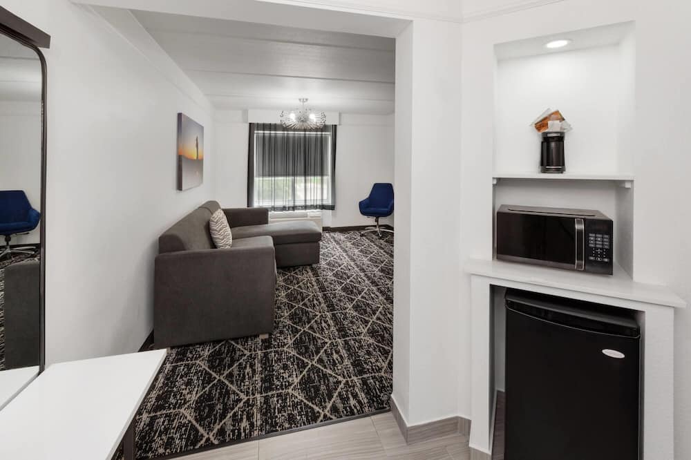 ラ キンタ イン&スイーツ バイ ウィンダム ヒューストン ブッシュ IAH サウス 写真