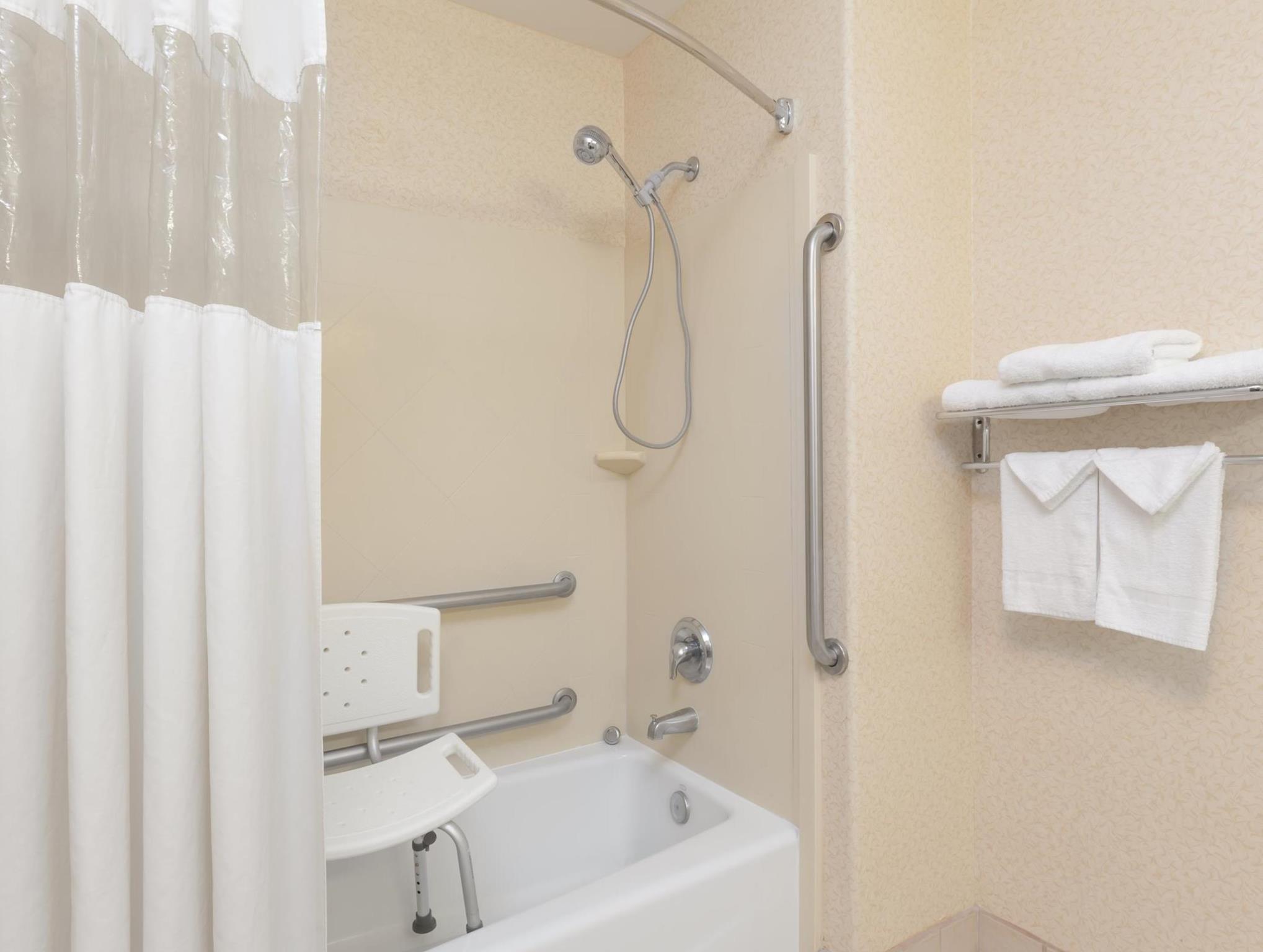 ハワード ジョンソン バイ ウィンダム ベーカーズフィールド 写真