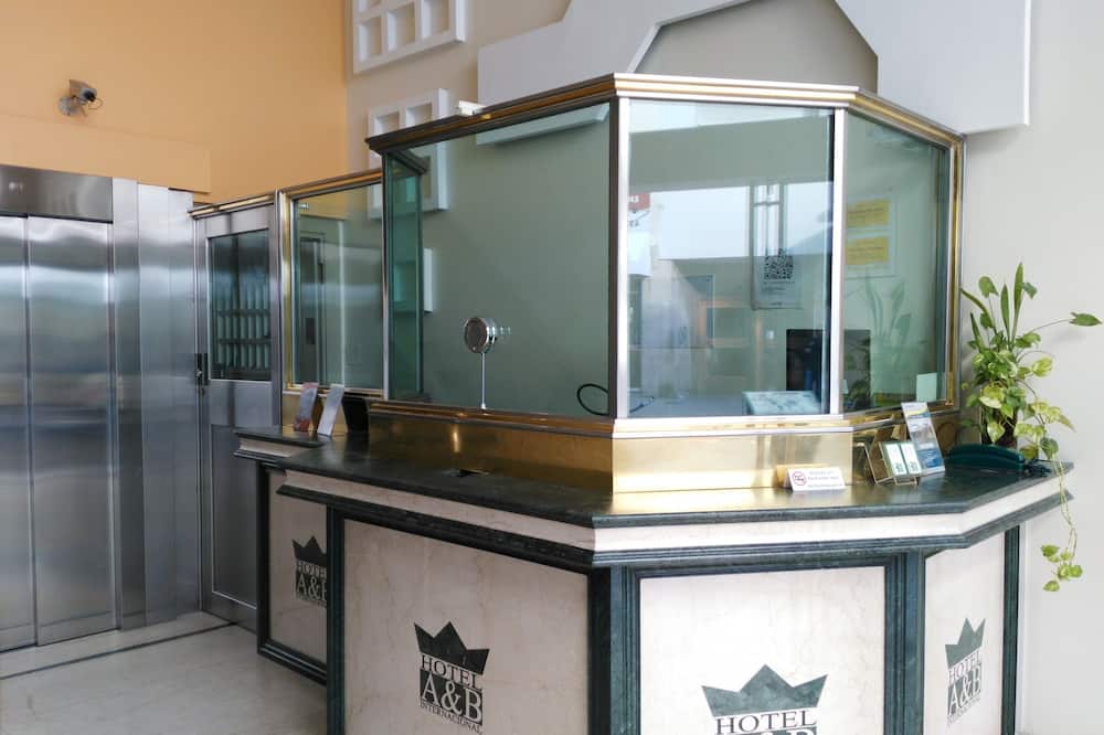 ホテル AYB インターナショナル 写真