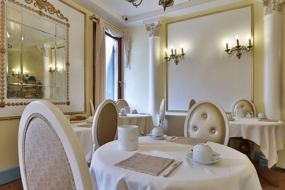 ホテル アルレッキーノ 写真