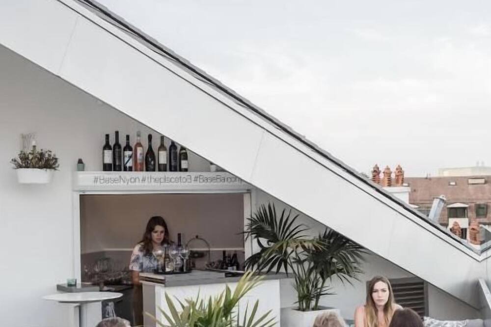 ベース ニヨン 写真