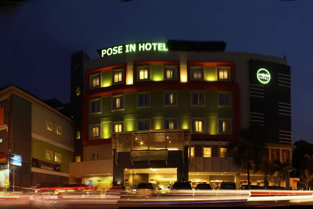 ポーズ イン ホテル ソロ 写真