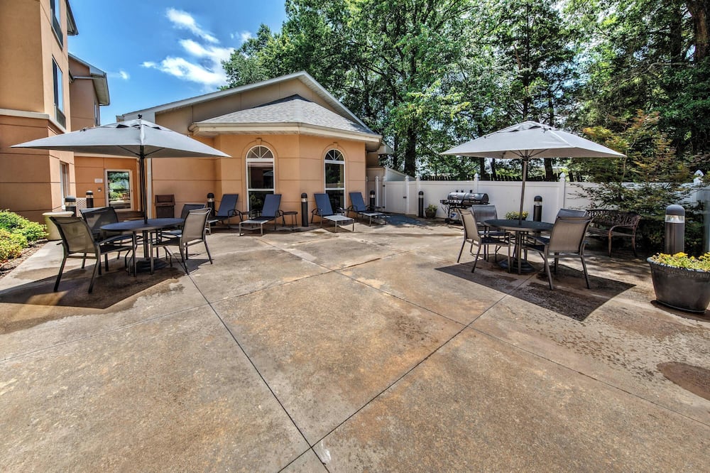 フェアフィールド イン & スイーツ バイ マリオット ラッセルヴィル 写真