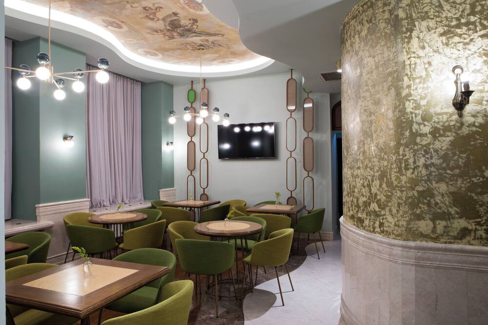 Zeus Essence Bucharest Venezia 写真