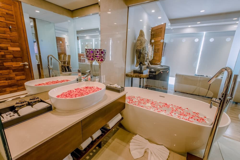 ザ プリビレッジ ホテル エズラ ビーチ クラブ 写真